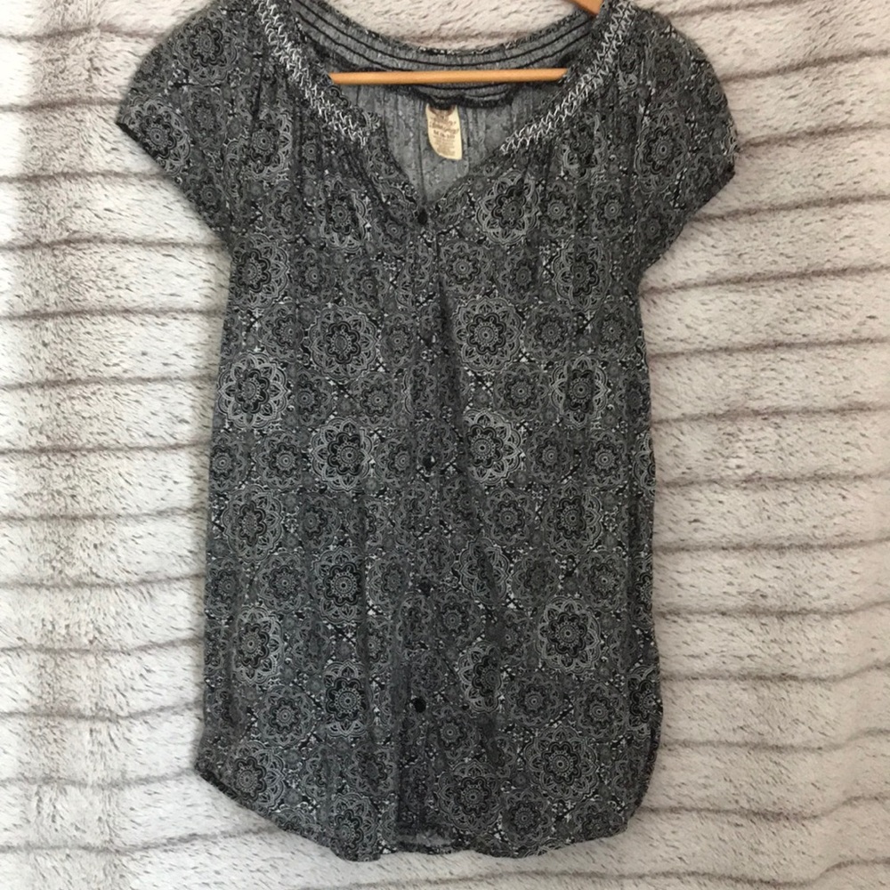 Black & white sleeveless blouse